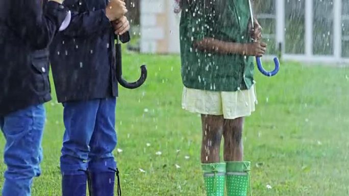 孩子们在大雨中笑