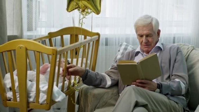 祖父在照看孩子的时候看书