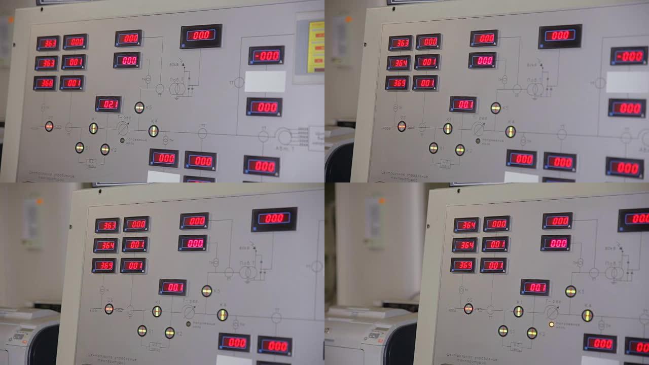 工业电力工厂控制室中的工业控制面板