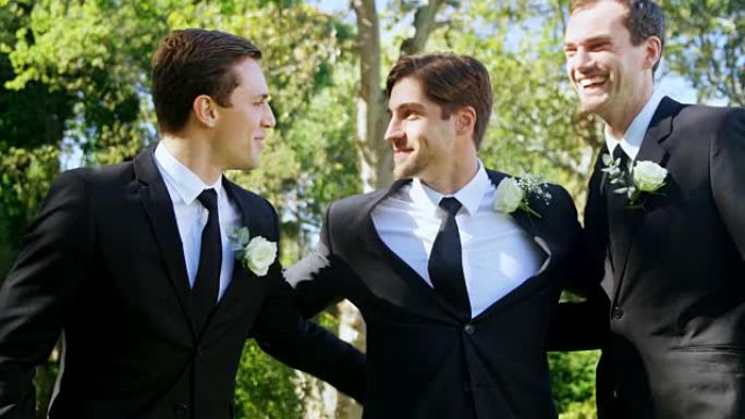 三个男人在婚礼上开心拥抱对方4K 4k