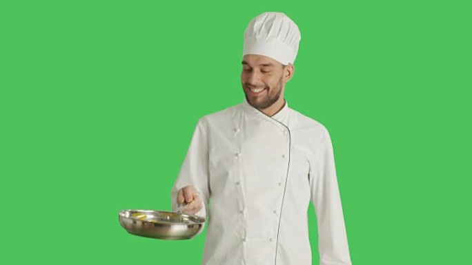 厨师将通心粉扔到锅上并做出Bellissimo手势的中段镜头。背景绿色屏幕。