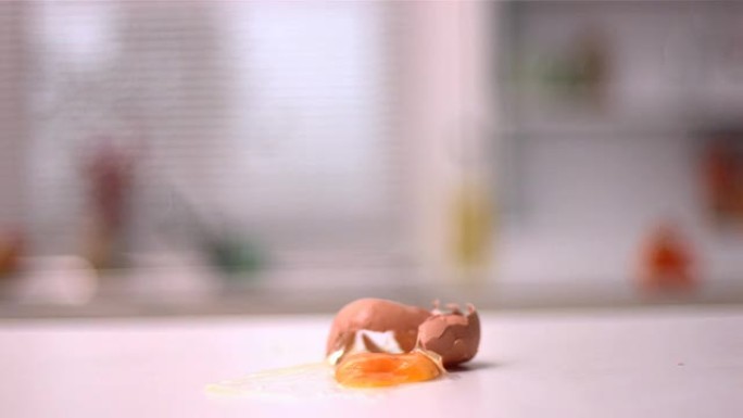 厨房柜台上的鸡蛋破裂