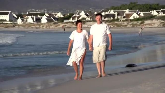 浪漫情侣沿着海滩散步，开普敦，南非