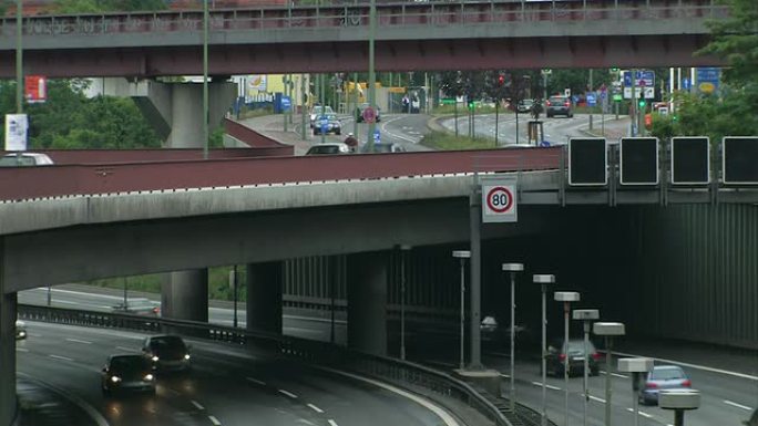 德国的高速公路-有很多汽车