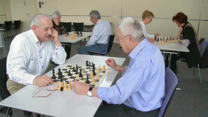 高清: 两名高级男子完成国际象棋比赛
