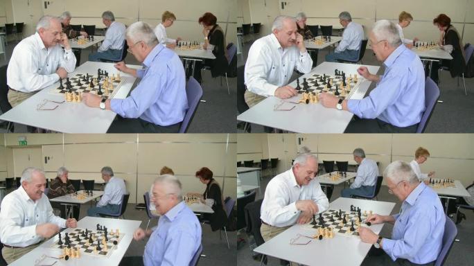 高清: 两名高级男子完成国际象棋比赛