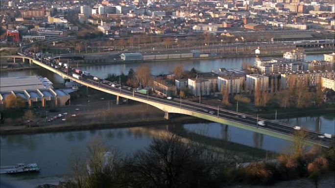 法国诺曼底一座桥上的交通