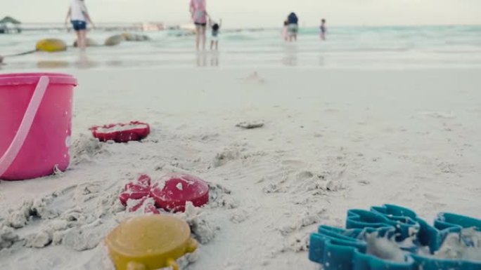 沙滩上的彩色儿童玩具