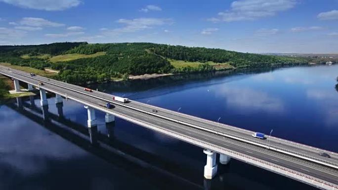 空中飞越交通桥公路道路道路和蓝河树木森林，欧洲，俄罗斯，鞑靼斯坦