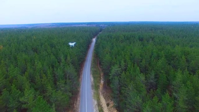 间谍无人机飞越森林制作间谍照片，秘密信息，监控区域