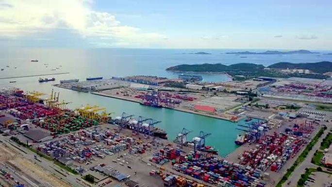 进出口和商业物流中的鸟瞰图深水港和港口集装箱码头集装箱船