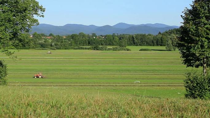 拖拉机在野外