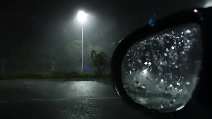 大雨，从车窗看