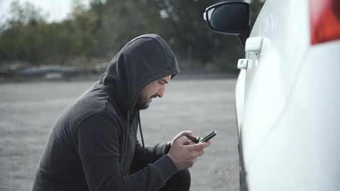小偷使用手机闯入汽车