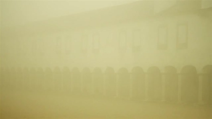 参观笼罩着浓雾的修道院