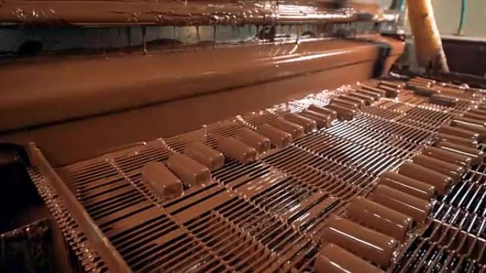 糖果厂生产线的广角视图。