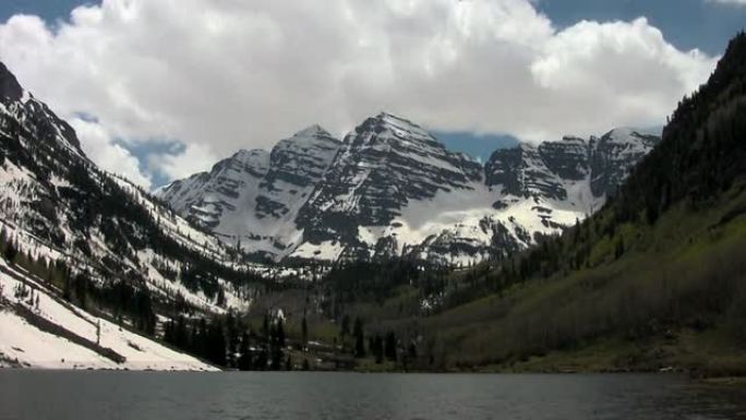 乌云笼罩着Maroon Bells（高清16:9）