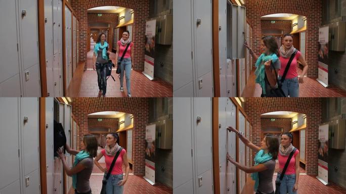 两名学生沿着走廊走到储物柜