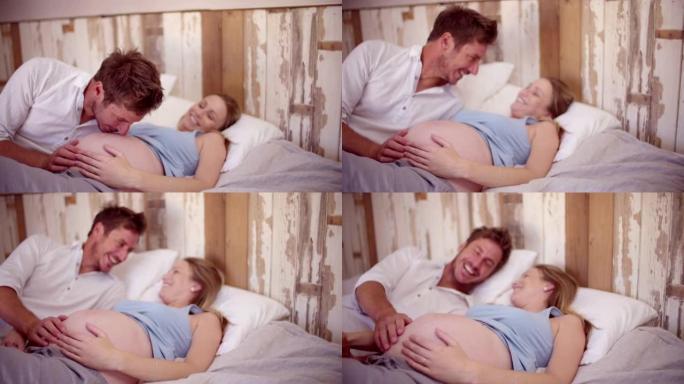 夫妇期待一个婴儿快乐地躺在床上