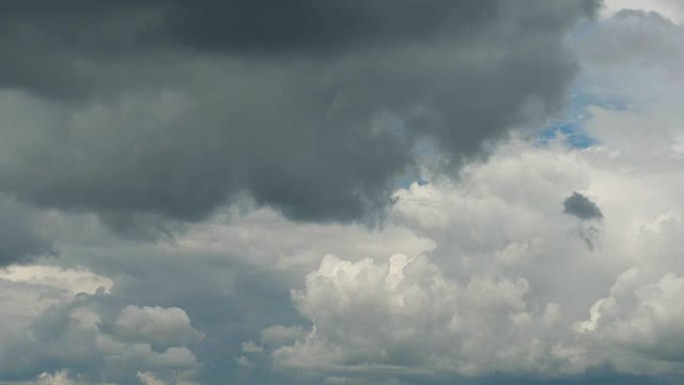 下雨前。蓝天和时间流逝的云。