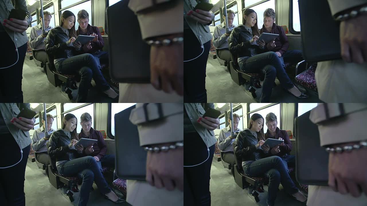 公交车上玩数字平板电脑的乘客