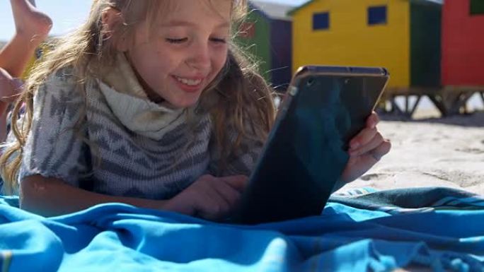 女孩在海滩上使用数字平板电脑4k