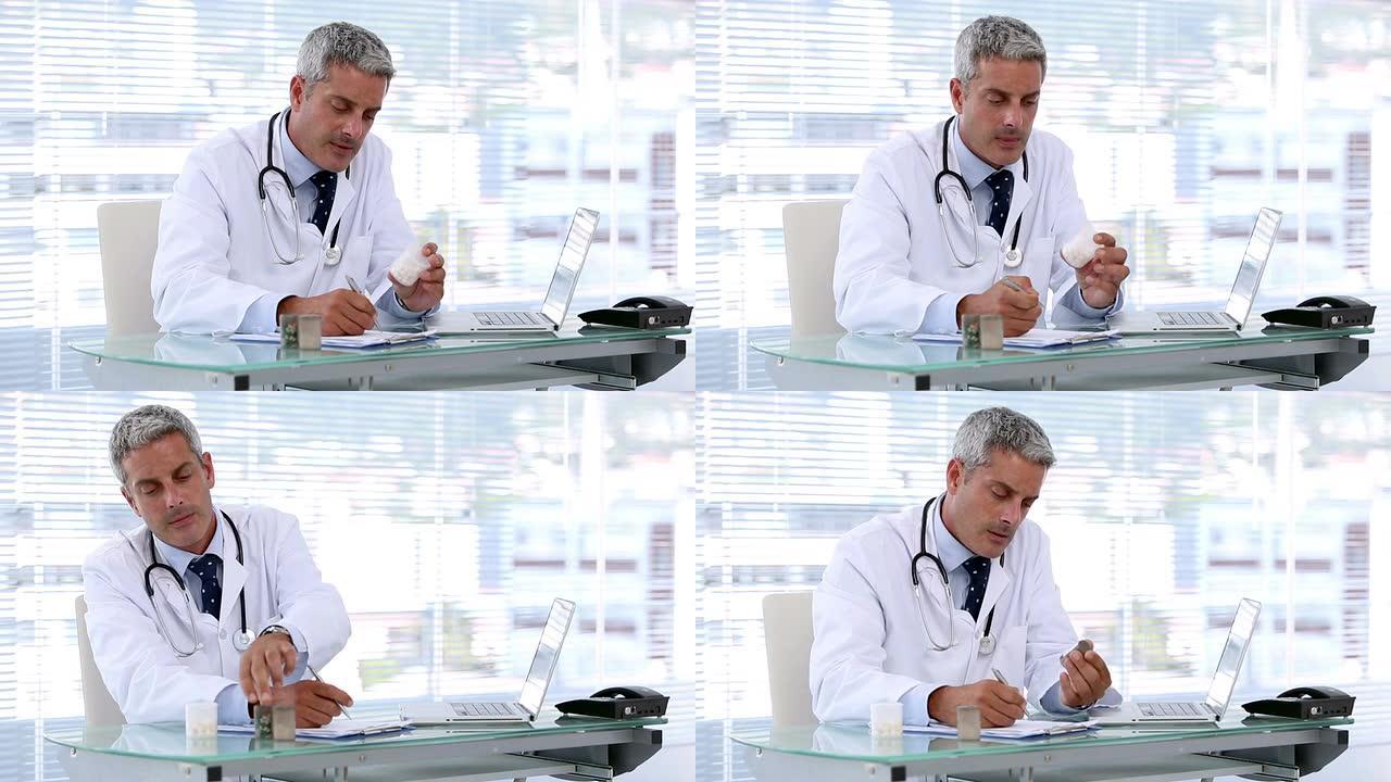 医生在写处方时看着药丸
