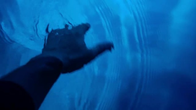 比塞沃岛莫德拉·斯皮尔贾蓝色海洋洞穴中的铜手触摸水