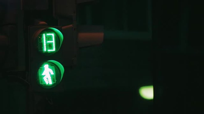 交通灯变成绿色红色叶罗。绿色和红色灯泡在交通信号灯中闪烁