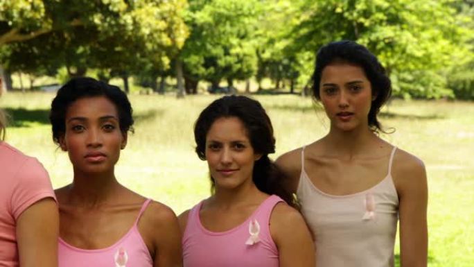 穿着粉红色的女性对乳腺癌的认识