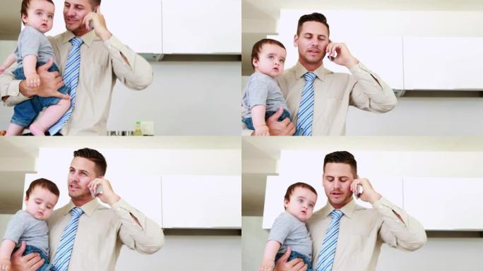 父亲在上班前抱着孩子打电话