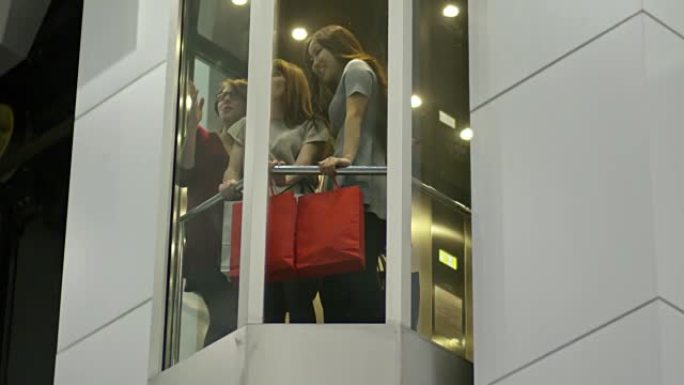 妇女在购物中心乘坐电梯