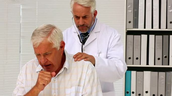 医生检查他的高级病人谁有咳嗽