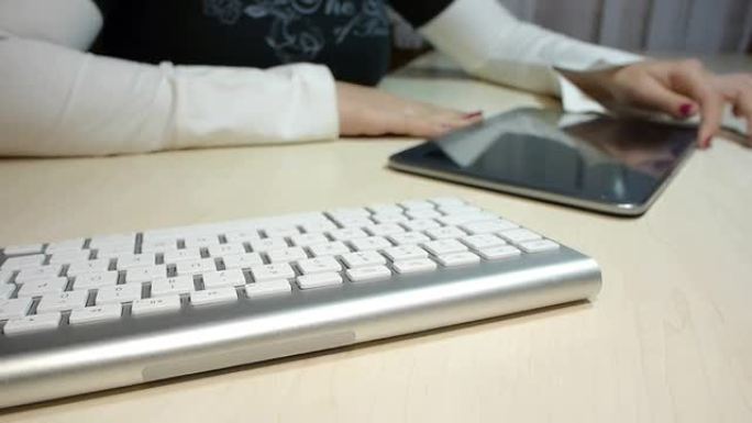 多莉: 键盘和数字平板电脑