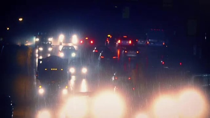 雨夜高速公路上的车灯发光