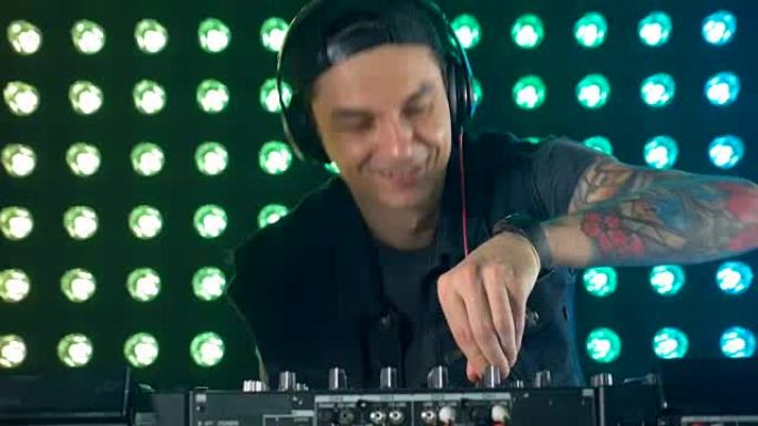 DJ戴着耳机播放音乐。