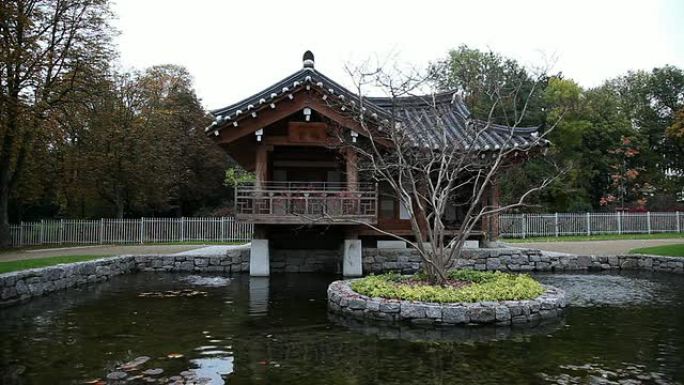 带池塘的韩国寺庙，清晨，多莉拍摄