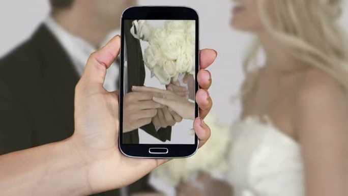 在智能手机上展示婚礼剪辑的手
