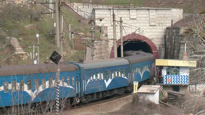 客运列车通过铁路隧道