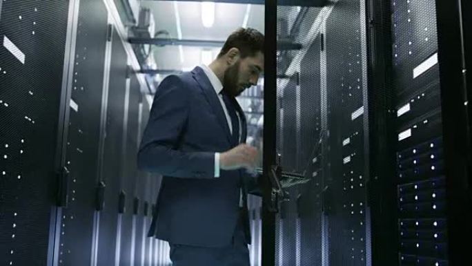 数据中心的IT工程师打开服务器机架柜门，并用笔记本电脑连接到它。运行诊断。