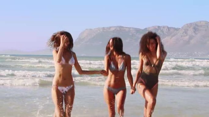 女性朋友在海滩度假中玩得开心
