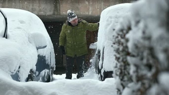 高清: 男子清洁埋在深雪中的汽车