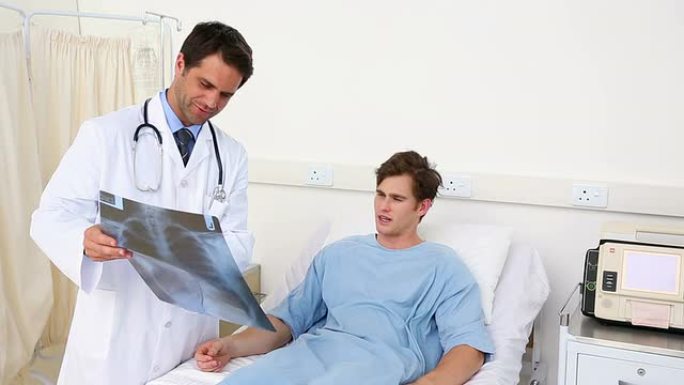 医生在床上给病人看x光
