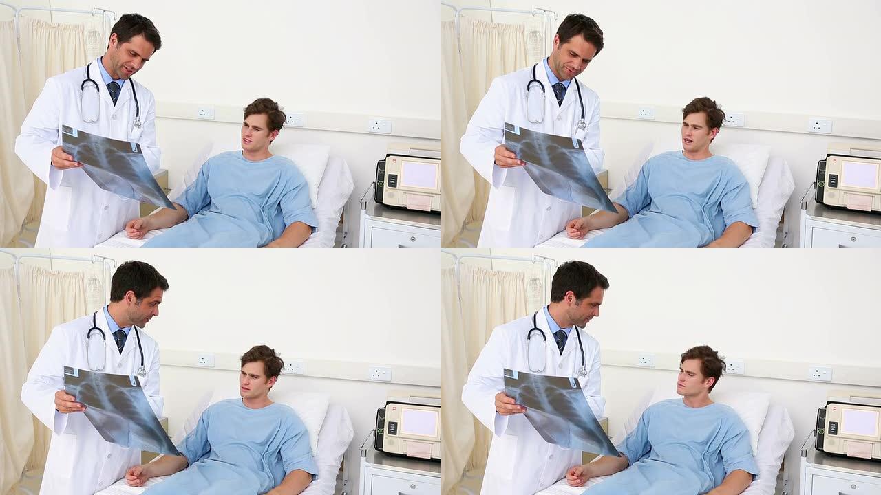 医生在床上给病人看x光