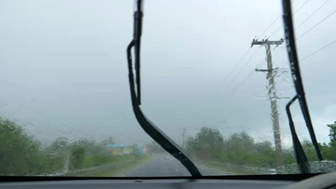 慢动作: 库克群岛宁静的乡村陷入暴雨。