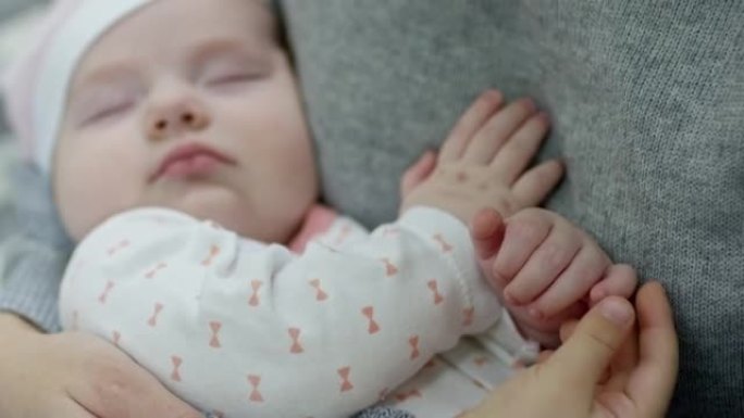 孩子爱抚熟睡的婴儿妹妹的手指