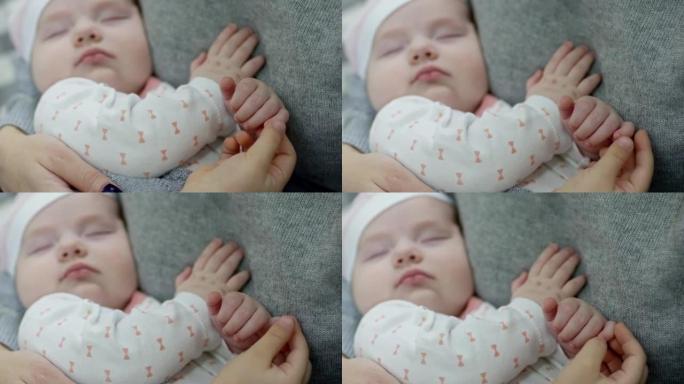孩子爱抚熟睡的婴儿妹妹的手指