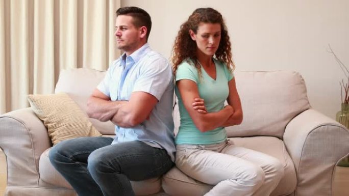 夫妻吵架后坐在沙发上不说话