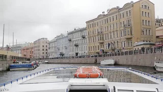从河边巴士左转，城市建筑的美景。码头上的建筑。圣彼得堡，慢速