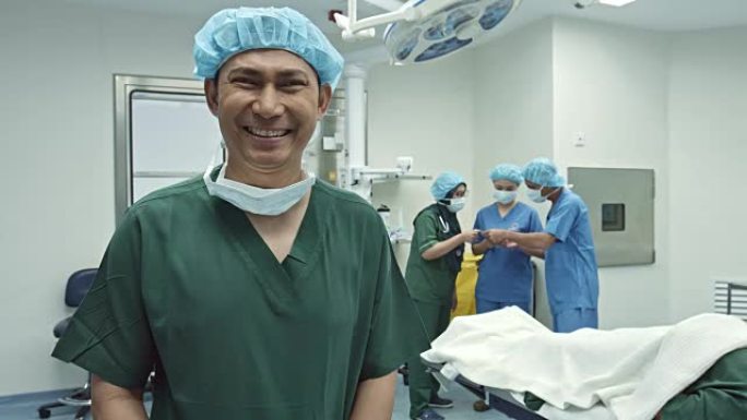快乐的马来外科医生在手术室